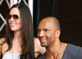 Detlef D Soost und Kate Hall getrennt: Alle Fakten und Hintergründe Wer sind Detlef D! Soost und Kate Hall? Detlef D! Soost und Kate Hall galten lange als eines der beliebtesten Promi-Paare Deutschlands. Detlef D! Soost wurde als Choreograf und Juror bei „Popstars“ bekannt, während Kate Hall als Sängerin und Fitness-Coach Erfolge feierte. Ihre Beziehung schien stark, doch nun gibt es Gerüchte, dass sie sich getrennt haben. Viele Fans fragen sich, was hinter diesen Trennungsgerüchten steckt. Sind die beiden wirklich kein Paar mehr, oder handelt es sich nur um Spekulationen? In diesem Artikel werfen wir einen detaillierten Blick auf die Fakten, die Hintergründe und aktuelle Entwicklungen rund um Detlef D! Soost und Kate Hall. Detlef D! Soost und Kate Hall getrennt: Die Hintergründe der Trennung Über viele Jahre hinweg wirkten Detlef D! Soost und Kate Hall wie ein harmonisches Paar. Sie teilten nicht nur ihr Privatleben, sondern auch ihre Leidenschaft für Fitness und gesunde Ernährung. Doch nun fragen sich viele: Sind sie wirklich getrennt? Gerüchte über eine mögliche Trennung kursieren schon seit einiger Zeit. Offizielle Statements gibt es bislang kaum, doch gewisse Anzeichen deuten darauf hin, dass sich die beiden auseinandergelebt haben könnten. Ob es berufliche oder persönliche Gründe gibt, bleibt unklar. Besonders in den sozialen Medien wird über ihre Beziehung spekuliert. Fans haben bemerkt, dass sie weniger gemeinsame Bilder posten und sich gegenseitig nicht mehr so oft in ihren Beiträgen erwähnen. Doch bedeutet das wirklich das Ende ihrer Liebe? Wie lange waren Detlef D! Soost und Kate Hall ein Paar? Detlef D! Soost und Kate Hall lernten sich 2009 kennen und verliebten sich schnell. Ihre Beziehung entwickelte sich rasant, und bereits 2010 folgte die Hochzeit. Seitdem galten sie als Traumpaar, das sowohl privat als auch beruflich gemeinsame Projekte verwirklichte. Über viele Jahre hinweg traten sie zusammen in der Öffentlichkeit auf. Sie teilten ihre Leidenschaft für Fitness, gesunde Ernährung und mentale Stärke. Mit ihren Coaching-Programmen inspirierten sie zahlreiche Menschen zu einem gesünderen Lebensstil. Nach über einem Jahrzehnt als Ehepaar schien ihre Beziehung stabil und glücklich. Doch wie es oft im Leben passiert, können sich Menschen mit der Zeit verändern. Hat sich ihre Liebe tatsächlich verändert, oder handelt es sich nur um Spekulationen? Was sagen die beiden zu ihrer Trennung? Bisher haben weder Detlef D! Soost noch Kate Hall eine offizielle Bestätigung zur Trennung abgegeben. In Interviews sprechen sie weiterhin über ihre Projekte und beruflichen Ziele, aber vermeiden persönliche Fragen. Einige Fans vermuten, dass die beiden ihre Privatsphäre schützen wollen. Prominente stehen oft unter starkem Druck, und nicht jede Beziehung wird öffentlich thematisiert. Ihre Zurückhaltung könnte darauf hindeuten, dass sie die Situation erst verarbeiten möchten. Es bleibt abzuwarten, ob sich Detlef D! Soost oder Kate Hall in Zukunft dazu äußern. Bis dahin bleibt es unklar, ob sie tatsächlich getrennt sind oder ob es sich um reine Spekulationen handelt. Wie geht es Detlef D! Soost und Kate Hall heute? Nach den Trennungsgerüchten stellt sich die Frage, wie es den beiden heute geht. Detlef D! Soost Detlef D! Soost konzentriert sich weiterhin auf seine Karriere als Motivationscoach und Fitness-Experte. Er teilt regelmäßig Inhalte zu Sport, Ernährung und mentaler Stärke auf seinen Social-Media-Kanälen. Kate Hall Auch Kate Hall bleibt aktiv und verfolgt ihre Leidenschaft für Musik und Fitness. Sie inspiriert ihre Community mit positiven Botschaften und setzt sich für einen gesunden Lebensstil ein. Trotz der Gerüchte wirkt sie in der Öffentlichkeit gelassen und ausgeglichen. Ob die beiden weiterhin in Kontakt stehen oder sich komplett getrennte Wege gehen, ist nicht bekannt. Fest steht jedoch, dass sie beide ihren Fokus auf ihre Karriere und persönliche Entwicklung legen. Fazit Die Gerüchte um eine Trennung von Detlef D! Soost und Kate Hall halten sich hartnäckig, doch eine offizielle Bestätigung gibt es bisher nicht. Während einige Indizien auf eine Trennung hindeuten, bleibt vieles Spekulation. Ob die beiden ihr Privatleben bewusst aus der Öffentlichkeit heraushalten oder ob es tatsächlich das Ende ihrer Ehe ist, wird die Zukunft zeigen. Bis dahin bleibt nur abzuwarten, ob sich Detlef D! Soost oder Kate Hall öffentlich äußern. Häufig gestellte Fragen (FAQs) 1. Sind Detlef D! Soost und Kate Hall offiziell getrennt? Bisher gibt es keine offizielle Bestätigung der Trennung von Detlef D! Soost und Kate Hall. Die Gerüchte basieren hauptsächlich auf Beobachtungen in sozialen Medien. 2. Seit wann sind Detlef D! Soost und Kate Hall ein Paar? Die beiden lernten sich 2009 kennen und heirateten bereits 2010. Seitdem waren sie über ein Jahrzehnt zusammen. 3. Gibt es Hinweise auf eine Trennung? Einige Fans haben bemerkt, dass sie weniger gemeinsame Bilder posten und sich gegenseitig nicht mehr oft in ihren Beiträgen erwähnen. Dies hat Spekulationen über eine mögliche Trennung ausgelöst. 4. Wie gehen Detlef D! Soost und Kate Hall mit den Gerüchten um? Beide haben sich bisher nicht öffentlich zu den Trennungsgerüchten geäußert und konzentrieren sich weiterhin auf ihre beruflichen Aktivitäten.