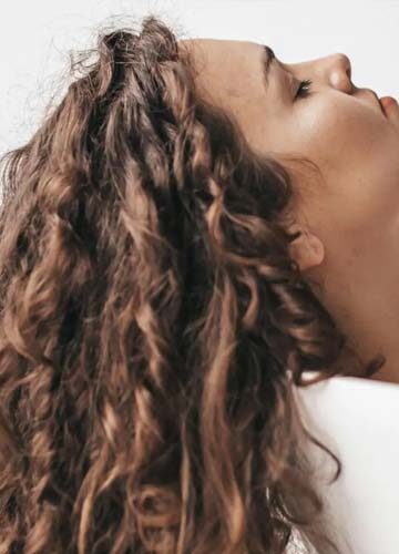 So werden Locken mit Haaröl geschmeidig und definiert