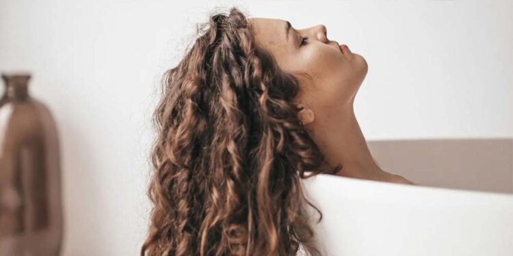 So werden Locken mit Haaröl geschmeidig und definiert